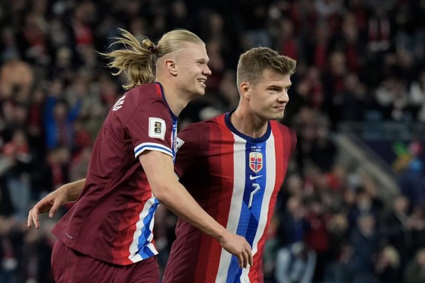 Norway's forward #09 Erling Braut Haaland (L) celebrates scoring his second goal the 4-0 with his teammate Norway's forward #07 Alexander Sorloth during the 2026 World Cup qualifiers Europe zone group I football match between Norway and Israel on October 11, 2025 in Oslo, Norway.   Fredrik Varfjell / NTB / AFP