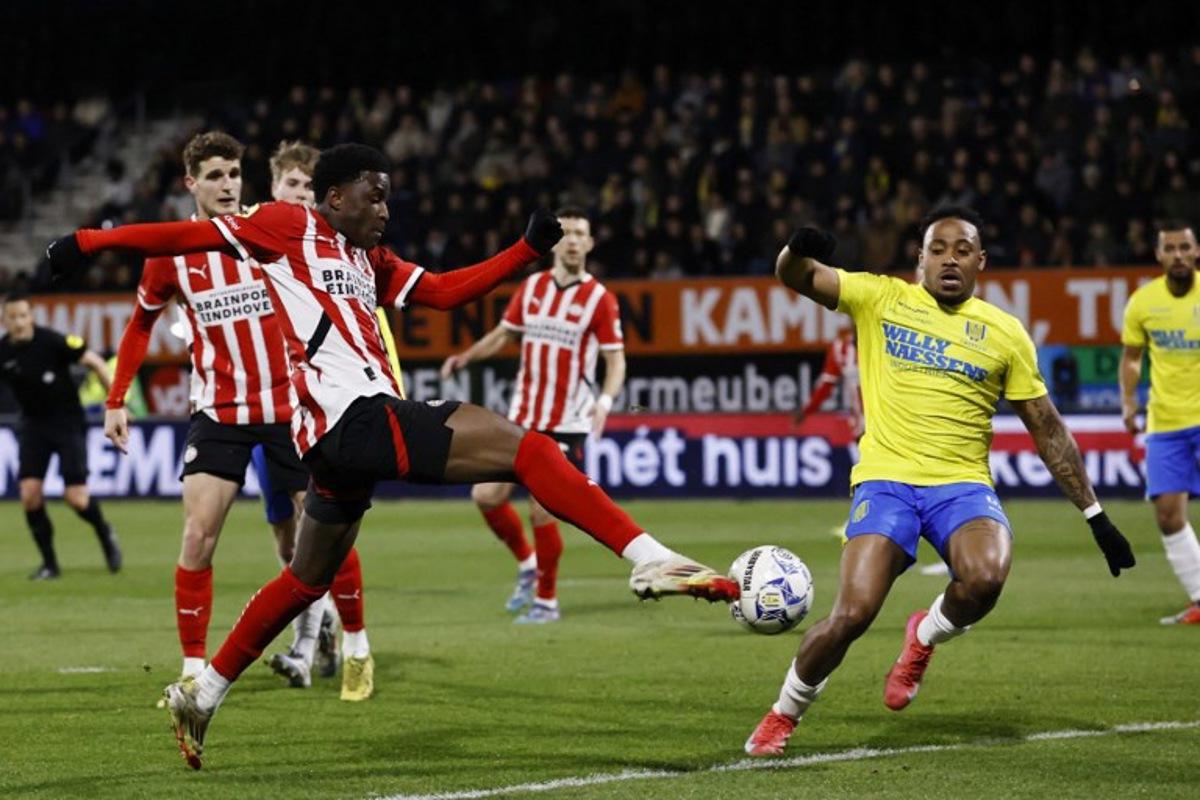 (l-r) Eindhoven's Isaac Babadi and Waalwijk's Juan Familia-Castillo fight for the ball during the Dutch Eredivisie football match between RKC Waalwijk and PSV Eindhoven at Mandemakers Stadium in Waalwijk on March 15, 2025.  MAURICE VAN STEEN / ANP / AFP