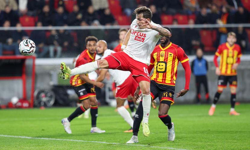 Standard's Dennis Ayensa scoring the 0-1 goal during a soccer match between KV Mechelen and Standard de Liege, Friday 28 November 2025 in Mechelen, on day 16 of the 2025-2026 'Jupiler Pro League' first division of the Belgian championship. BELGA PHOTO VIRGINIE LEFOUR