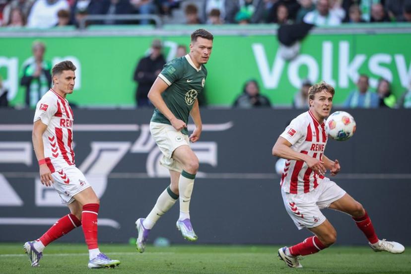 Wolfsburg's German forward #17 Dzenan Pejcinovic (C), FC Cologne's German defender #04 Timo Huebers (R) and FC Cologne's Belgian-Spanish midfielder #17 Alessio Castro-Montes (L) vie for the ball during the German first division Bundesliga football match between VfL Wolfsburg and FC Cologne in Wolfsburg, northern Germany, on September 13, 2025.  Ronny Hartmann / AFP