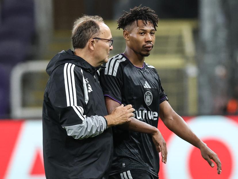 Anderlecht's Tawfik Bentayeb leaves the pitch after being injured during a soccer match between RSC Anderlecht and SV Zulte Waregem, Saturday 19 September 2026 in Brussels, on day 7 of the 2026-2027 'Jupiler Pro League' first division of the Belgian championship.  BELGA PHOTO BRUNO FAHY