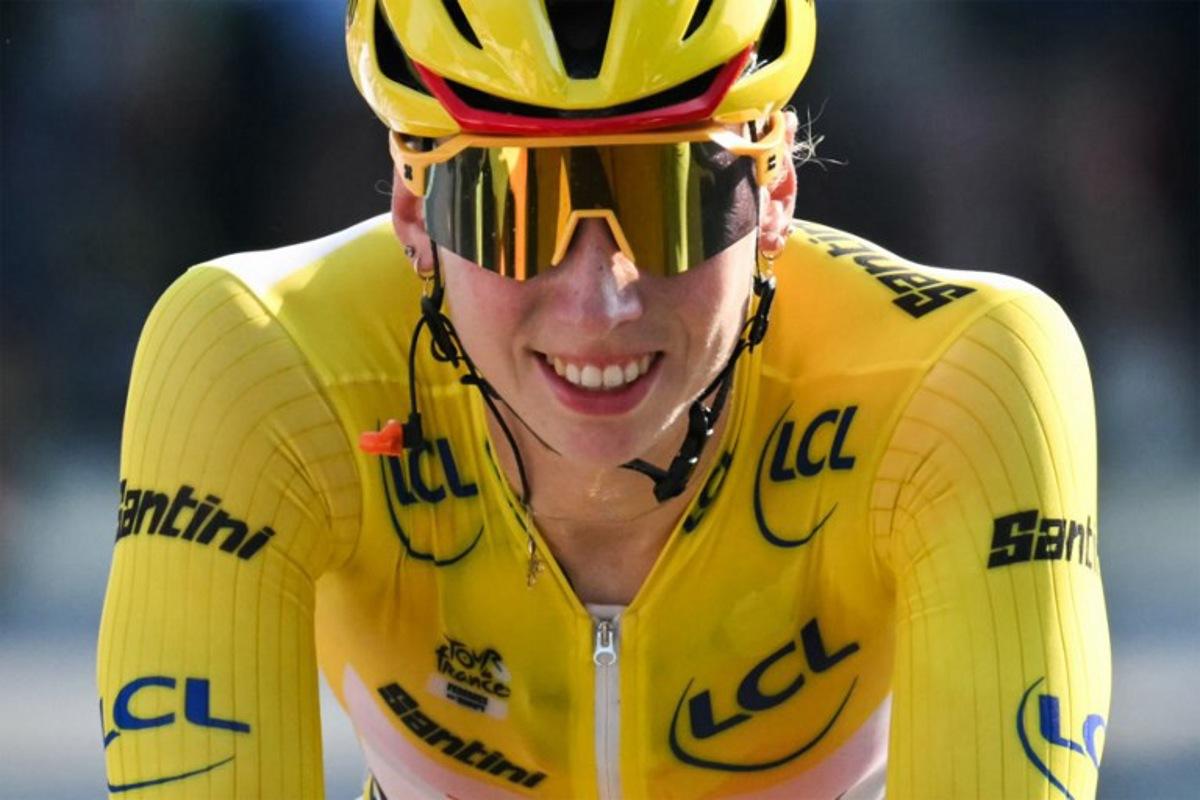 Team SD Worx-Protime's Dutch rider Lorena Wiebes wearing the overall leader's yellow jersey celebrates after crossing the finish line and winning the second (out of 9) stage of the fifth edition of the Women's Tour de France cycling race, 147.9 km from Aigle to Geneva, in Geneva on August 2, 2026.  NICOLAS TUCAT / AFP