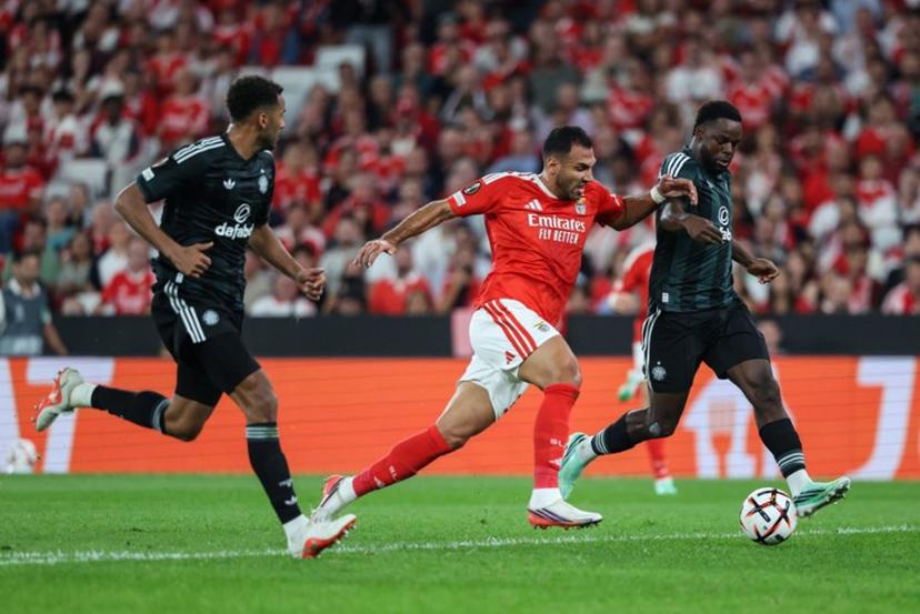 Celtic's US defender #06 Auston Trusty and Celtic's Swiss defender #03 Jordan Lotomba fight for the ball with Benfica's Greek forward #14 Vangelis Pavlidis during the Europa League round 1 day 2 football match between SL Benfica and Celtic FC at the Luz Stadium in Lisbon on October 15, 2026.  PATRICIA DE MELO MOREIRA / AFP