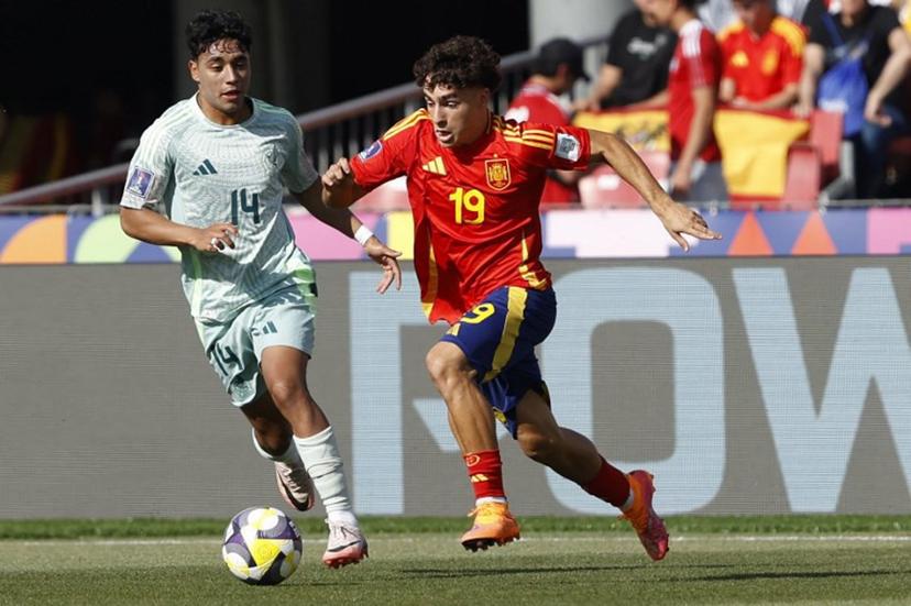 Mexico's midfielder #14 Amaury Morales and Spain's forward #19 Jan Virgili fight for the ball during the 2025 FIFA U20 World Cup football match between Spain and Mexico at the National Stadium in Santiago on October 1, 2025.  Raul BRAVO / AFP