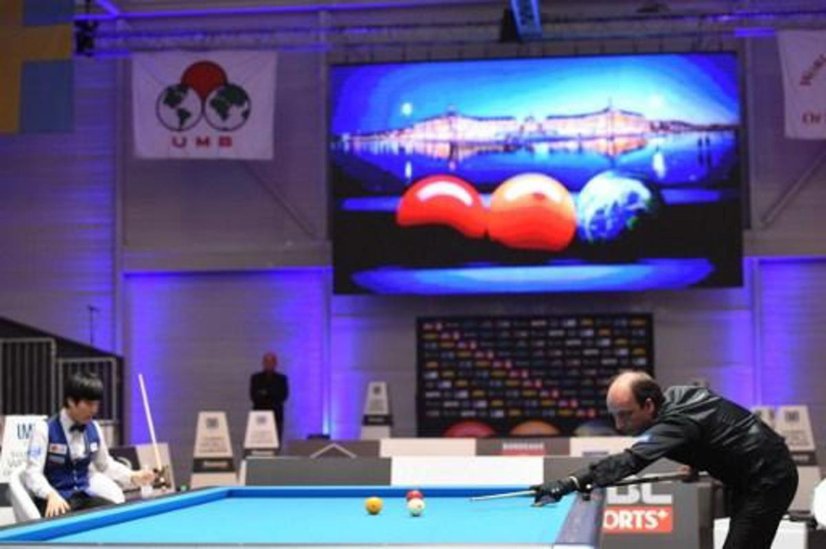 Spain's Daniel Sanchez (R) competes against South Korea's Kim Haeng-jik (L) to win the final of the 69th World Championship Three Cushion Individuals in Bordeaux on November 19, 2016. 
MEHDI FEDOUACH / AFP