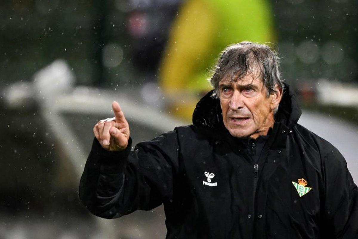 Real Betis' Chilean coach Manuel Pellegrini gives instructions to his players during the UEFA Europa League, League Phase - Matchday 2 football match between PFC Ludogorets Razgrad and Real Betis at Ludogorets Arena in Razgrad on October 2, 2025.  Nikolay DOYCHINOV / AFP