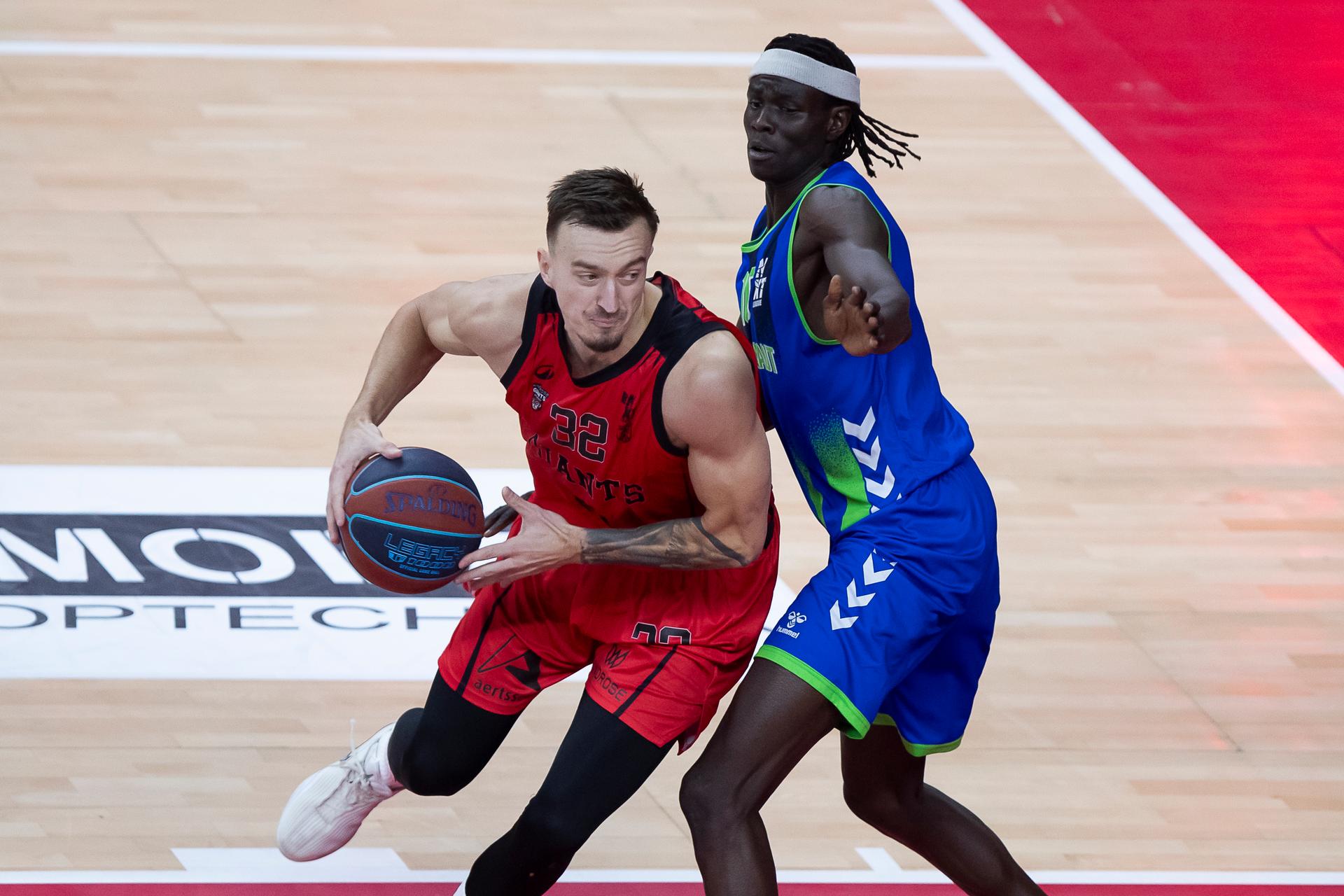Antwerp's Vincent Kesteloot and Mons' Lual Diing pictured during a basketball match between Antwerp Giants and Mons-Hainaut, Sunday 26 October 2025 in Antwerp, matchday 5/34 in the 'BNXT League' Belgian/ Dutch first division basket championship. BELGA PHOTO KRISTOF VAN ACCOM