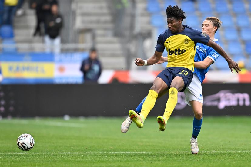 Union's Kevin Rodriguez and Genk's Matte Smets fight for the ball during a soccer match between KRC Genk and Royale Union Saint-Gilloise, Sunday 21 September 2025 in Genk, a game of day 8 of the 2025-2026 'Jupiler Pro League' first division of the Belgian championship. BELGA PHOTO JOHAN EYCKENS