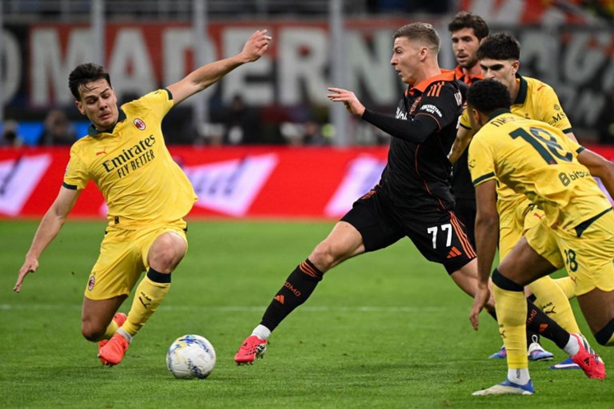 Como's Belgian defender #77 Ignace Van der Brempt (C-R) fights for the ball with AC Milan's Swiss midfielder #30 Ardon Jashari (L) during the Italian Serie A football match between AC Milan and Como at the San Siro Stadium in Milan, northern Italy, on February 18, 2026.  Piero CRUCIATTI / AFP