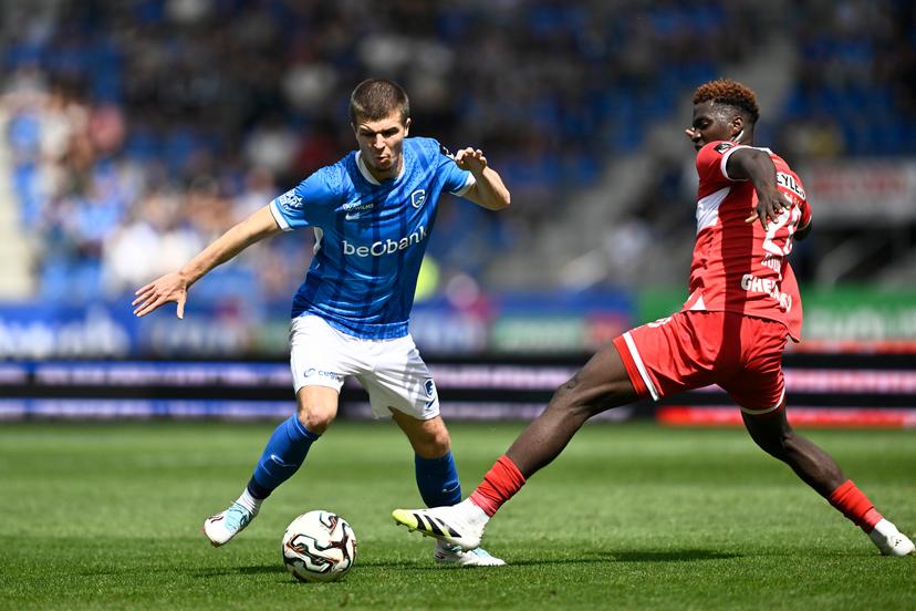 Genk's Jarne Steuckers and Antwerp's Mahamadou Doumbia fight for the ball during a soccer match between KRC Genk and Royal Antwerp FC, Sunday 03 August 2025 in Genk, on day 2 of the 2025-2026 'Jupiler Pro League' first division of the Belgian championship. BELGA PHOTO JOHAN EYCKENS