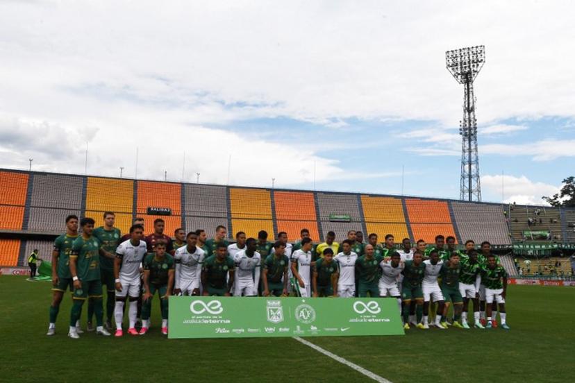 Players of Chapecoense and Atletico Nacional pose for a picture ahead of a friendly football match between Colombia's Atletico Nacional and Brazil's Chapecoense ahead of the tenth anniversary of the accident, at the Atanasio Girardot Stadium in Medellin, Colombia, on September 26, 2026. On November 28, 2016 the plane flying Chapecoense to Medellin to take on Atletico Nacional in the Copa Sudamericana finals -- the biggest and most unexpected game in the Brazilian team's history- ran out of fuel and went down in the mountains near its destination, killing 71 of the 77 aboard, including 19 players. Jaime SALDARRIAGA / AFP