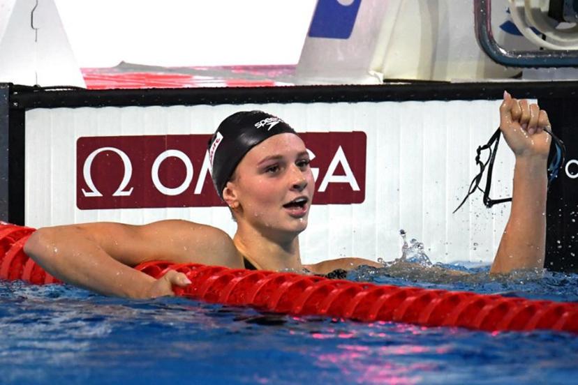 Canada's Summer Mcintosh celebrates winning the Women's 400 meters Individual Medley final during the World Aquatics Swimming Championships (25 m) 2024 at Duna Arena in Budapest, on December 14, 2024.   Ferenc ISZA / AFP