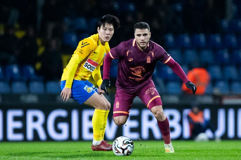 Westerlo's Isa Sakamoto and Charleroi's Yacine Titraoui pictured during a soccer match between KVC Westerlo and Sporting Charleroi, Sunday 22 February 2026 in Westerlo, on day 26 of the 2025-2026 'Jupiler Pro League' first division of the Belgian championship. BELGA PHOTO KRISTOF VAN ACCOM