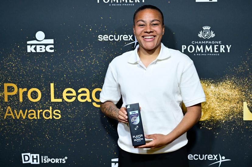 Standard Mariam Toloba poses with the best player trophy during the Pro League Awards 2025, for the best players in the 1st and 2nd divisions of the 2024_2025 Belgian soccer championships, Monday 26 May 2025 in Antwerp.  BELGA PHOTO DIRK WAEM