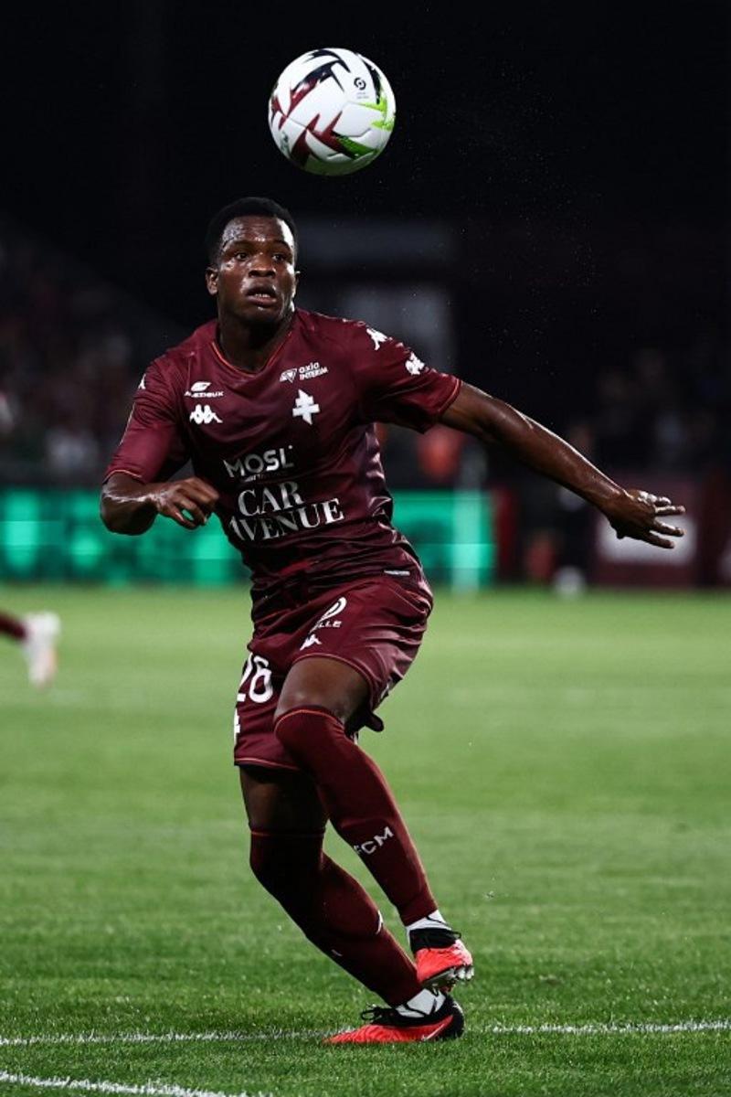 Metz's Senegalese forward #26 Malick Mbaye controls the ball during the French L1 football match between FC Metz and Olympique Marseille (OM) at the Saint-Symphorien Stadium in Longeville-les-Metz, eastern France, on August 18, 2023.  SEBASTIEN BOZON / AFP