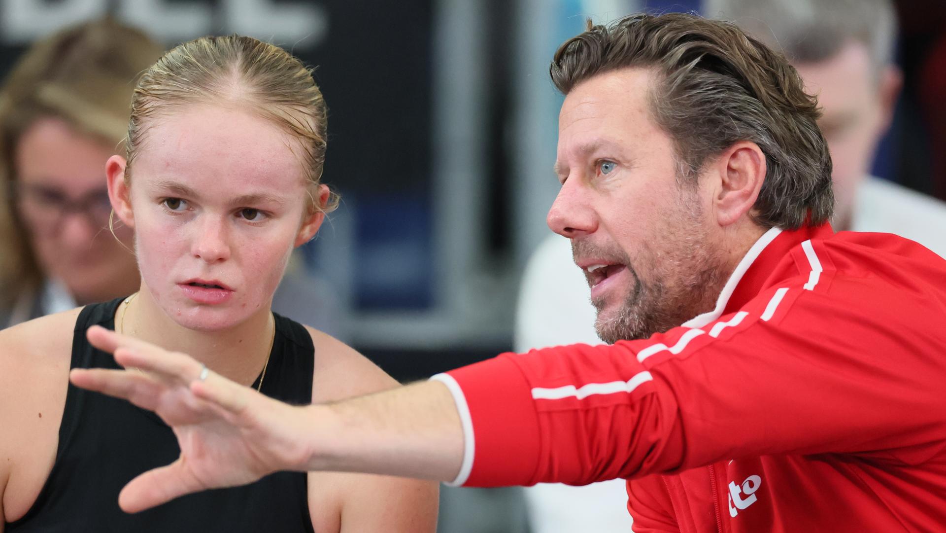 Belgian Jeline Vandromme and Belgian team captain Wim Fissette pictured during the first game between Belgian Vandromme and German Friedsam in the Billie Jean King Cup Play-offs, between Belgium and Germany, on Sunday 16 November 2025 in Ismaning, Germany. PHOTO BENOIT DOPPAGNE