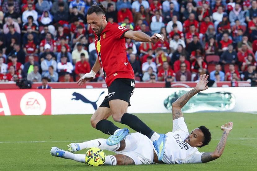 Real Mallorca's Kosovar forward #7 Vedat Muriqi fights for the ball with Real Madrid's Brazilian defender #3 Eder Militao during the Spanish league football match between RCD Mallorca and Real Madrid CF at Mallorca Son Moix Stadium in Palma de Mallorca on April 4, 2026.  JAIME REINA / AFP
