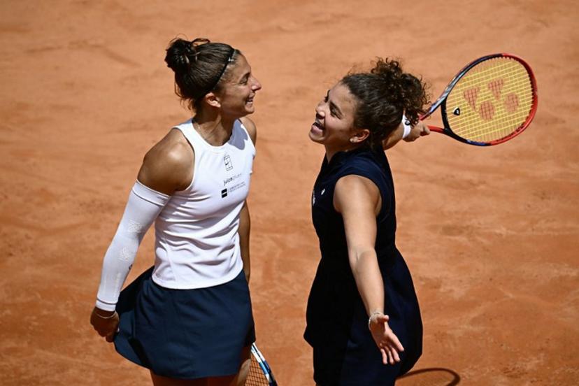 Italy's Jasmine Paolini (r) and Sara Errani (l) celebrate at the end of their women's doubles final match against Russia's Veronika Kudermetova and Belgium's Elise Mertens for the ATP Rome Open tennis tournament at Foro Italico in Rome on May 18, 2025.   Filippo MONTEFORTE / AFP