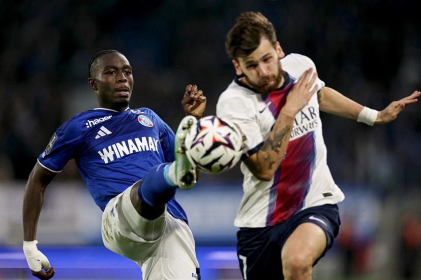 Strasbourg's Swedish defender #16 Genesis Antwi (L) kicks the ball past Paris Saint-Germain's Georgian forward #07 Khvicha Kvaratskhelia during the French L1 football match between RC Strasbourg Alsace and Paris Saint-Germain (PSG) at the Stade de la Meinau in Strasbourg, eastern France, on October 17, 2026.  ROMEO BOETZLE / AFP