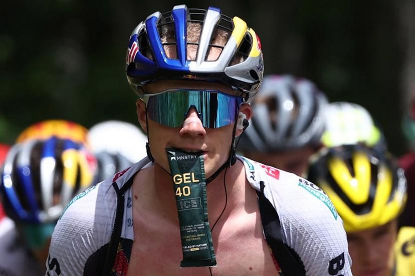 Red Bull - BORA - hansgrohe's Belgian rider Maxim Van Gils holds an energy gel in his mouth during the 7th stage of the 77th edition of the Criterium du Dauphine cycling race, 131,6 km between Grand-Aigueblanche and Valmeinier, on June 14, 2025.  Anne-Christine POUJOULAT / AFP
