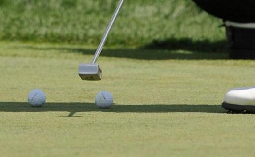 Vijay Singh of Fiji uses an unusual putter on the 11th green during a practice round for the 90th PGA Championship on August 6, 2008 at Oakland Hills Country Club in Bloomfield Township, Michigan. Play starts on August 7.  AFP PHOTO/Stan HONDA
