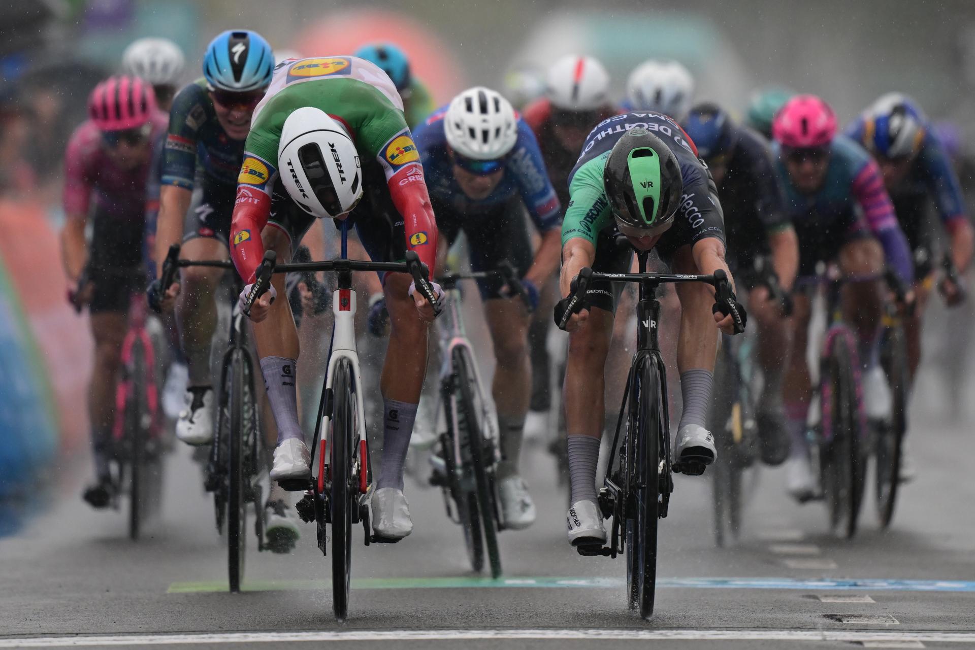 winner Italian Jonathan Milan of Lidl-Trek sprints to win ahead of Dutch Olav Kooij at the first stage of the 'Renewi Tour' multi-stage cycling race, from Diest and back (191,3 km) on Wednesday 19 August 2026. The five-day race takes place from 19 to 23/08. BELGA PHOTO DAVID PINTENS