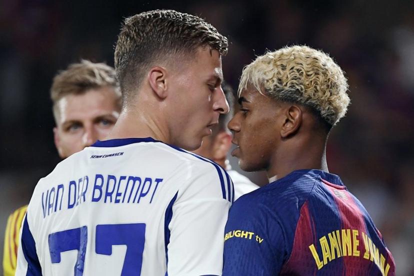 Como's Belgian defender #77 Ignace Van der Brempt and Barcelona's Spanish forward #10 Lamine Yamal confront each other face-to-face during the 60th Joan Gamper Trophy football match between FC Barcelona and Como 1907 at Johan Cruyff Stadium in Barcelona on August 10, 2025.  Josep LAGO / AFP