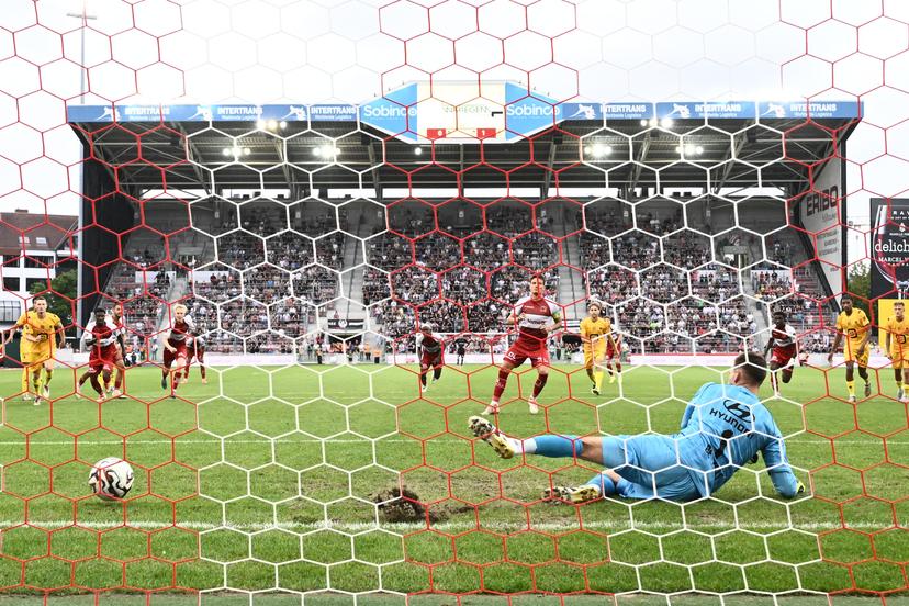 Essevee's Jelle Vossen scores from penalty during a soccer match between Zulte Waregem and KV Mechelen, Saturday 26 July 2025 in Waregem, on day 1 of the 2025-2026 'Jupiler Pro League' first division of the Belgian championship. BELGA PHOTO MAARTEN STRAETEMANS
