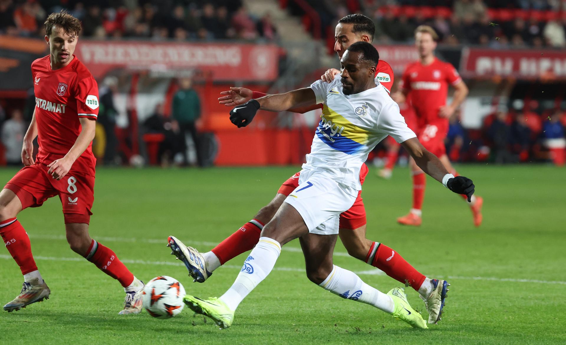 Twente's Julien Mesbahi and Union's Elton Kabangu fight for the ball during a soccer game between Dutch FC Twente and Belgian Royale Union Saint-Gilloise, on Thursday 28 November 2024 in Enschede, the Netherlands, on day 5 of the League phase of the UEFA Europa League tournament. BELGA PHOTO VIRGINIE LEFOUR