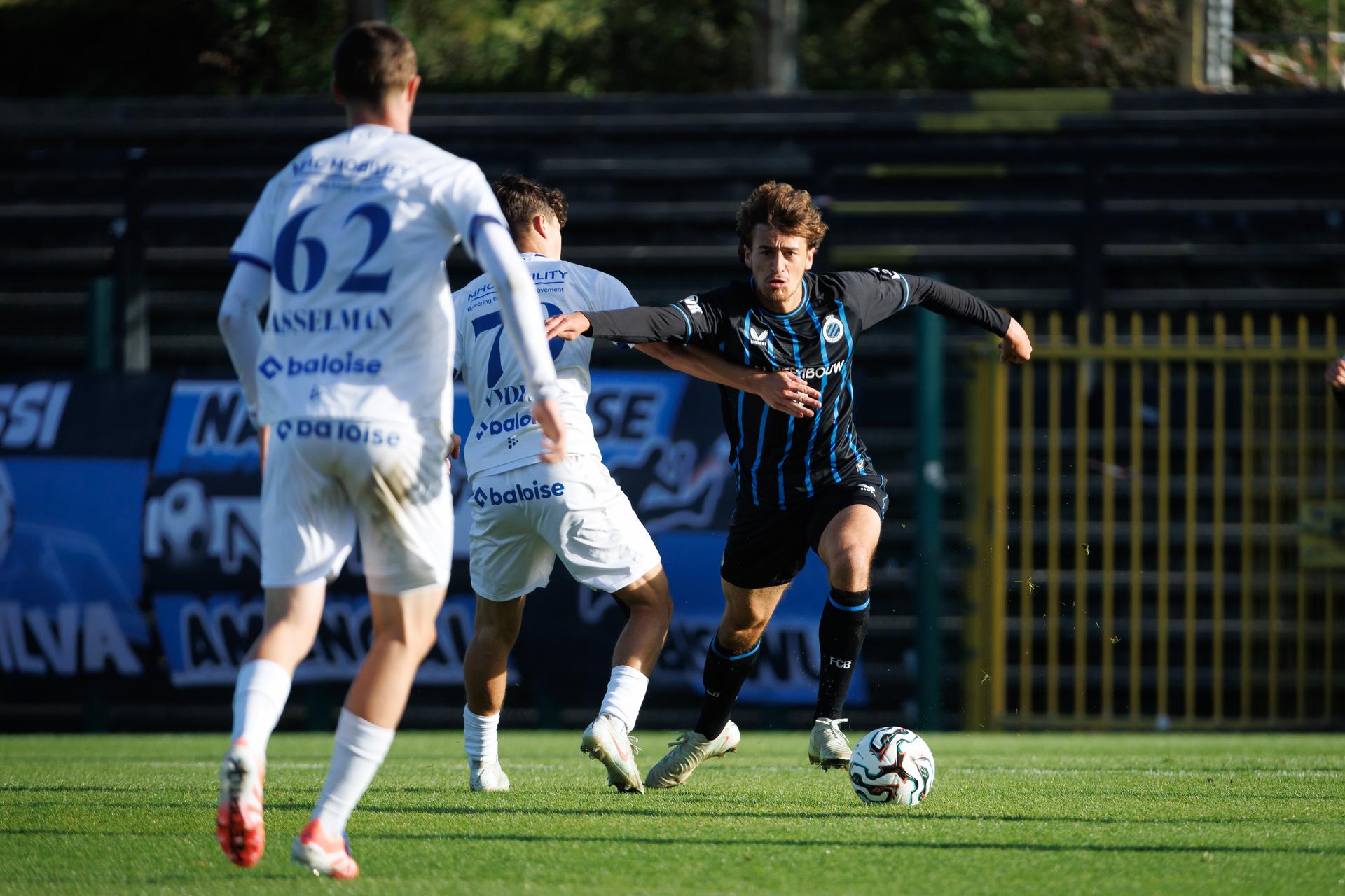 Jong Gent's Jassim Mazouz and Club's Samuel Gomez Van Hogen fight for the ball during a soccer game between Club NXT and Jong KAA Gent, Saturday 04 October 2025 in Roeselare, on day 9 of the 2025-2026 'Challenger Pro League' 1B second division of the Belgian championship. BELGA PHOTO KURT DESPLENTER