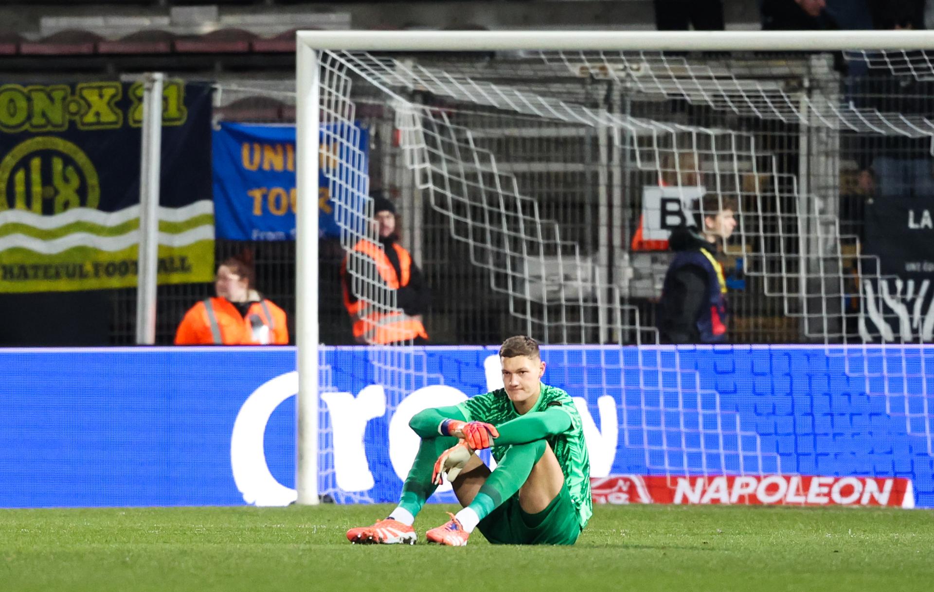 Union's goalkeeper Kjell Scherpen lies injured on the ground during a soccer game between Sporting Charleroi and Royale Union Saint-Gilloise, a first leg 1/2 final game in the Croky Cup Belgian cup competition, Wednesday 04 February 2026 in Charleroi. BELGA PHOTO VIRGINIE LEFOUR