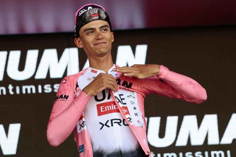 UAE Team Emirates XRG's Mexican rider Isaac Del Toro puts on the pink jersey of overall leader (Maglia Rosa) on the podium after 18th stage of the 108th Giro d'Italia cycling race of 144kms from Morbegno to Cesano Maderno on May 29, 2025.  Luca Bettini / AFP