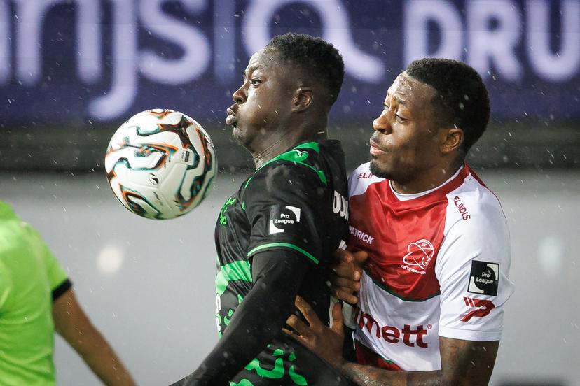 Cercle's Oumar Diakite and Essevee's Enrique Lofolomo fight for the ball during a soccer match between SV Zulte Waregem and Cercle Brugge, Saturday 29 November 2025 in Waregem, on day 16 of the 2025-2026 'Jupiler Pro League' first division of the Belgian championship. BELGA PHOTO KURT DESPLENTER