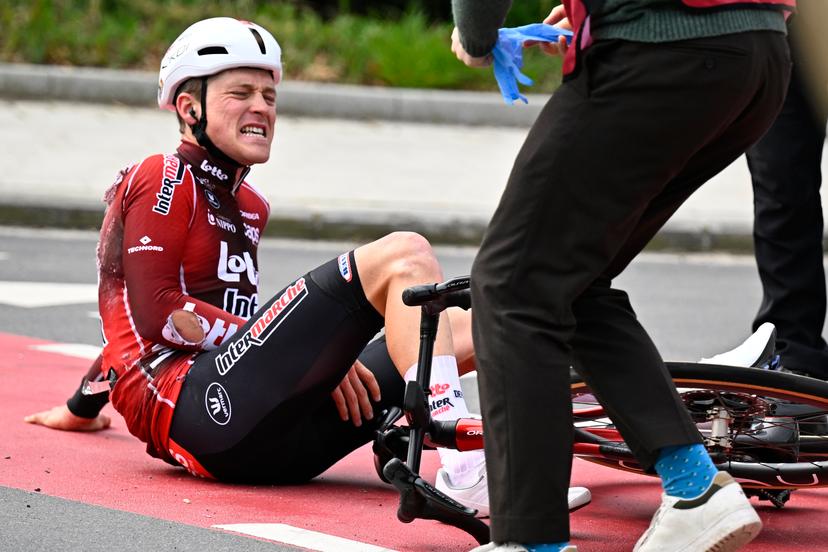 Belgian Jenno Berckmoes of Lotto-Intermarche pictured after a fall during the men elite race of the 'Dwars Door Vlaanderen' cycling event, 184,6km from Roeselare to Waregem, Wednesday 01 April 2026. BELGA PHOTO JASPER JACOBS
