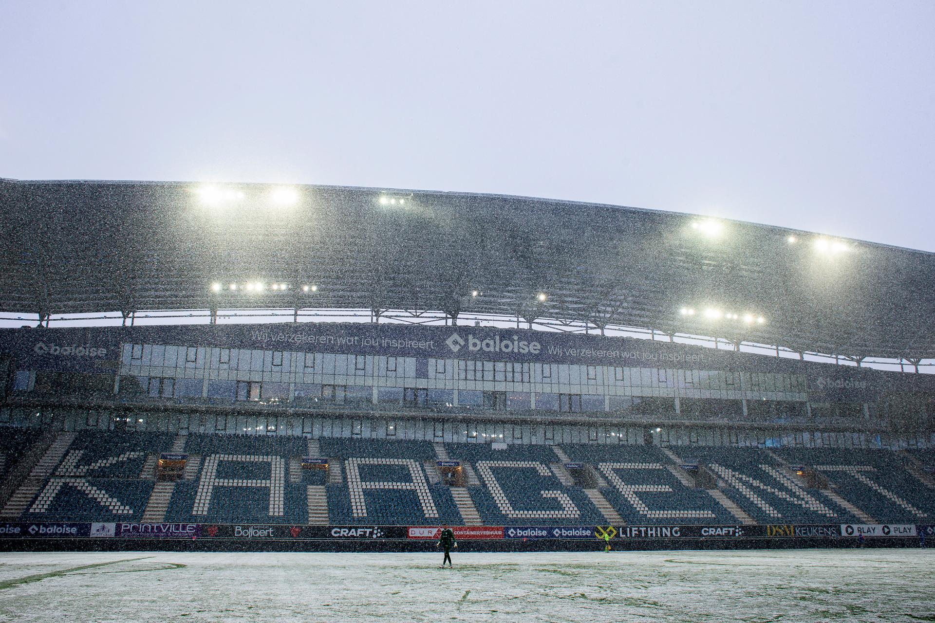 Heavy snowfall at KAA Gent's stadium during a soccer match between Jong KAA Gent and Royal Olympic Charleroi, Sunday 15 February 2026 in Gent, on day 25 of the 2025-2026 'Challenger Pro League' first division of the Belgian championship. BELGA PHOTO KRISTOF VAN ACCOM