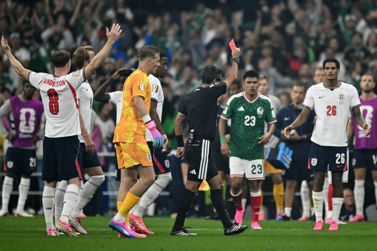 Australian referee Alireza Faghani shows a red card to England's defender #26 Jarell Quansah during the 2026 World Cup round of 16 football match between Mexico and England at the Mexico City Stadium in Mexico City on July 5, 2026.   Yuri CORTEZ / AFP