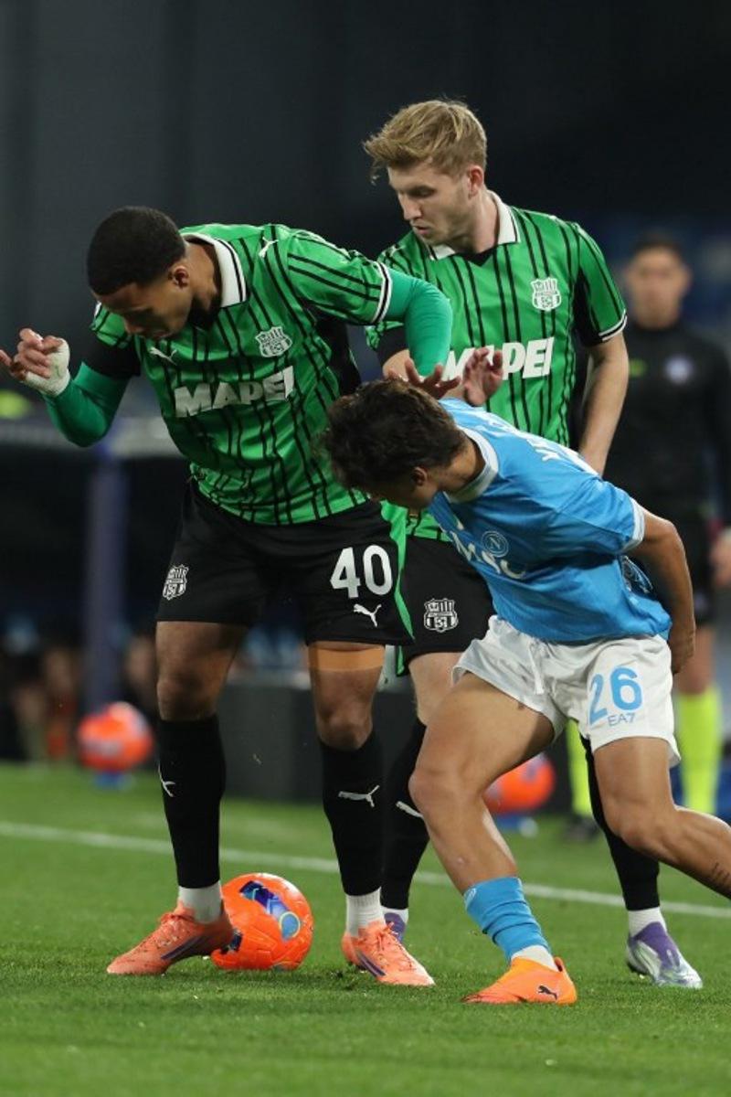 Napoli's Italian midfielder #26 Antonio Vergara fights for the ball with Sassuolo's Belgian midfielder #40 Aster Vranckx during the Italian Serie A football match between Napoli and Sassuolo at the Diego Armando Maradona stadium in Naples on January 17, 2026.  Carlo Hermann / AFP