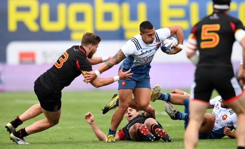 French's team player Jean-Teiva Jacquelain vies for the ball during the Men's Seven's Grand Prix Series Match France vs Belgium at the stadion Miejski in Lodz, Poland on June 10, 2017.  PIOTR NOWAK / AFP