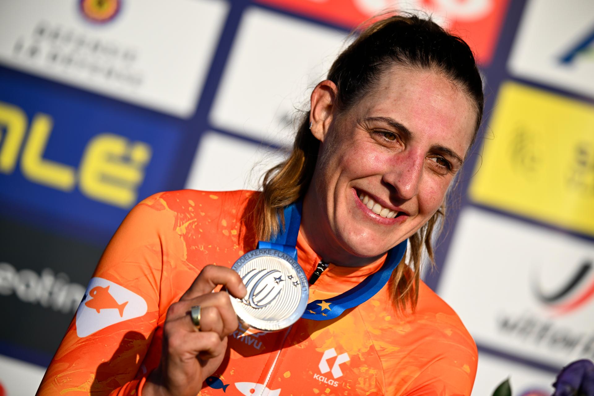 Dutch Lucinda Brand celebrates her silver medal on the podium of the elite women race at the UEC Cyclocross European Championships, Saturday 08 November 2025, in Middelkerke. BELGA PHOTO JASPER JACOBS