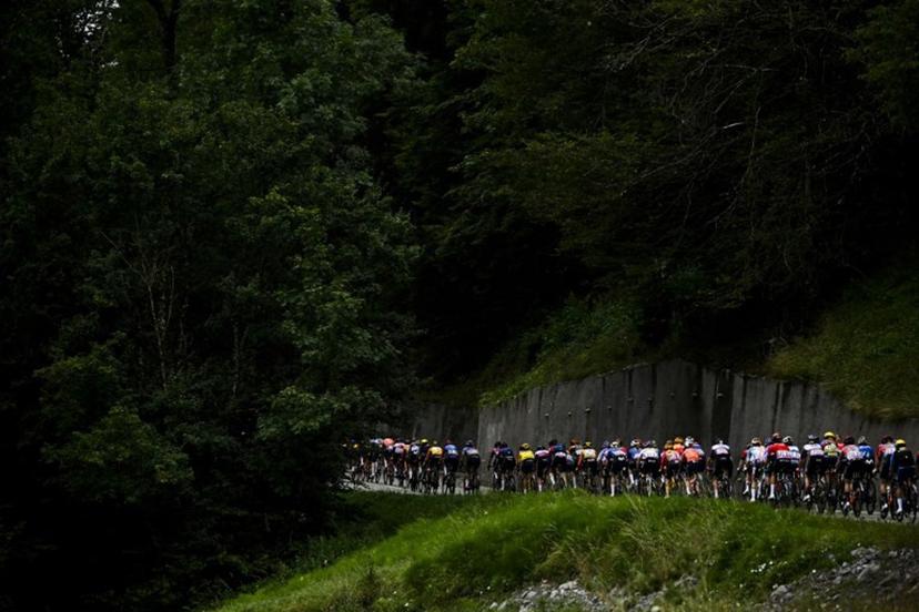 The pack rides in the 8th and last stage of the Women's Tour de France cycling race, a 149.9 km between Le Grand Bornand and the Alpe d'Huez, south-eastern France, on August 18, 2024.  JULIEN DE ROSA / AFP