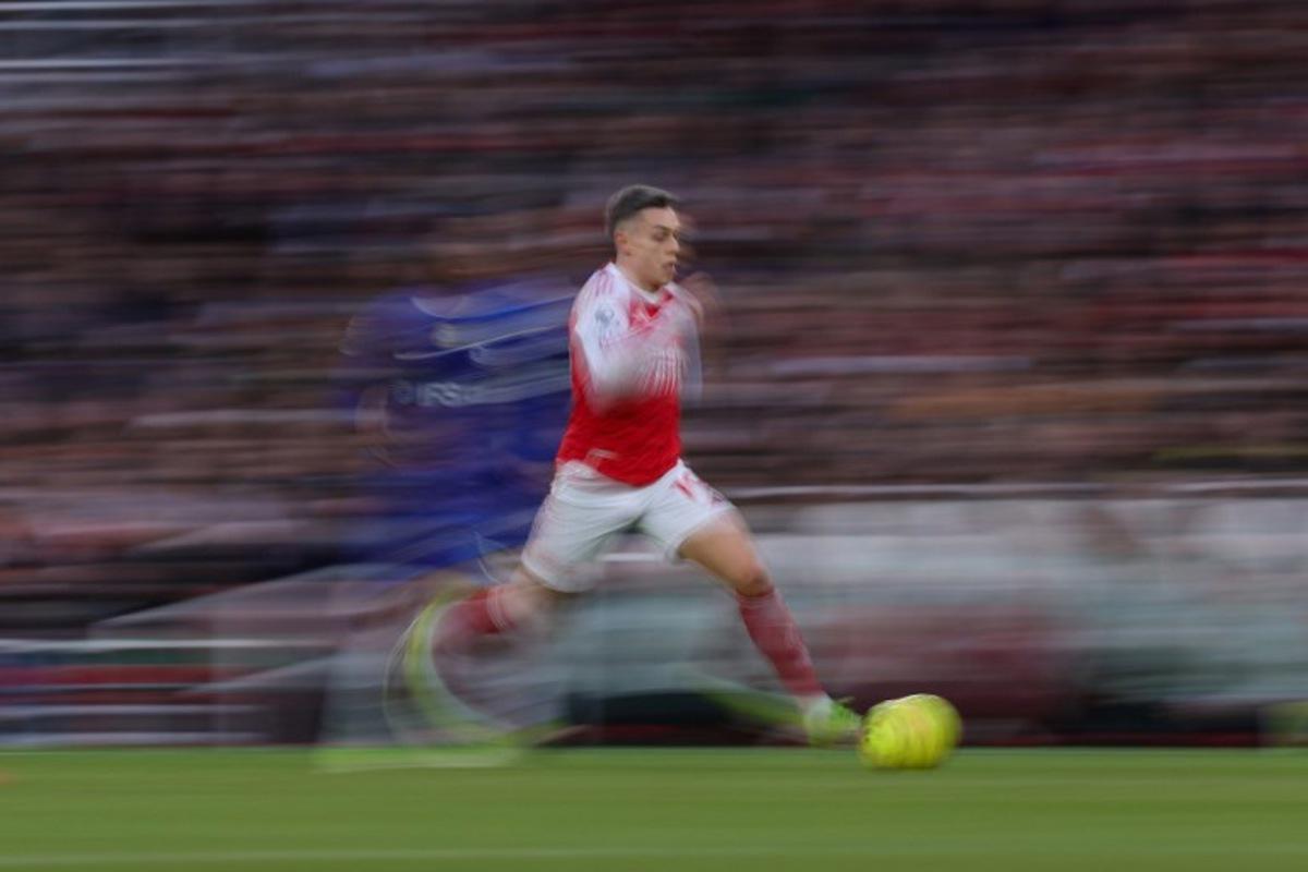 Arsenal's Belgian midfielder #19 Leandro Trossard (C) advances the ball during the English Premier League football match between Arsenal and Chelsea at the Emirates Stadium in London on March 1, 2026.   Adrian Dennis / AFP