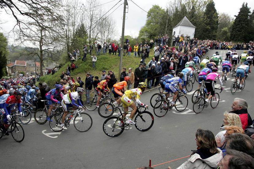 BRU117 - 20050420 - HUY, BELGIUM : The pack climb the Mur de Huy / Wall of Huy during the Fleche Wallonne / Walloon Arrow cycling race (UCI Pro-Tour), Wednesday 20 April 2005, in Huy. Italian Danilo Di Luca won ahead of Luxembourg's Kim Kirchen and Italian Davide Rebellin. BELGA PHOTO YVES BOUCAU