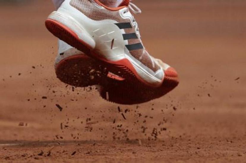 A photo shows clay from the court falling of the shoes of Austria's Dominic Thiem as he returns the ball to Serbia's Novak Djokovic at the Roland Garros 2017 French Open on June 7, 2017 in Paris.   Thomas SAMSON / AFP
