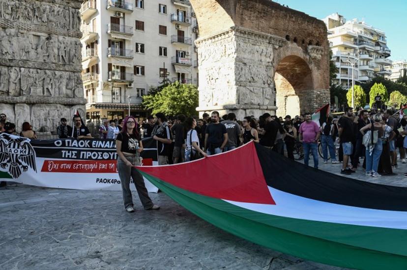 PAOK's supporters hold a Palestinian flag as they protest next to Arch of Galerius, in solidarity with Palestinians in Gaza before the UEFA Europa League football match day 1, between PAOK Saloniki and Maccabi Tel-Aviv in Thessaloniki, on September 24, 2025.  Sakis Mitrolidis / AFP
