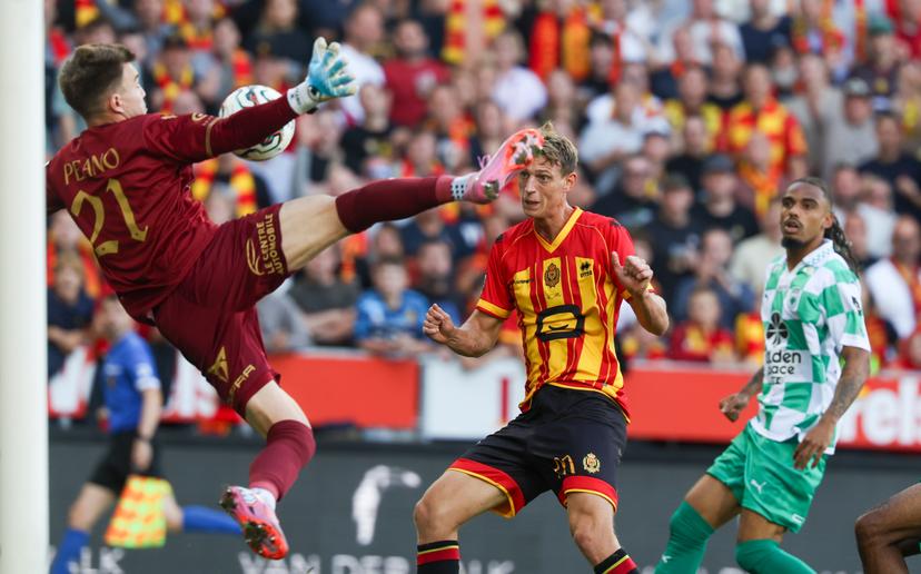 Mechelen's Lion Lauberbach fights for the ball during a soccer match between KV Mechelen and RAAL La Louviere, Saturday 30 August 2025 in Mechelen, on day 6 of the 2025-2026 'Jupiler Pro League' first division of the Belgian championship. BELGA PHOTO VIRGINIE LEFOUR