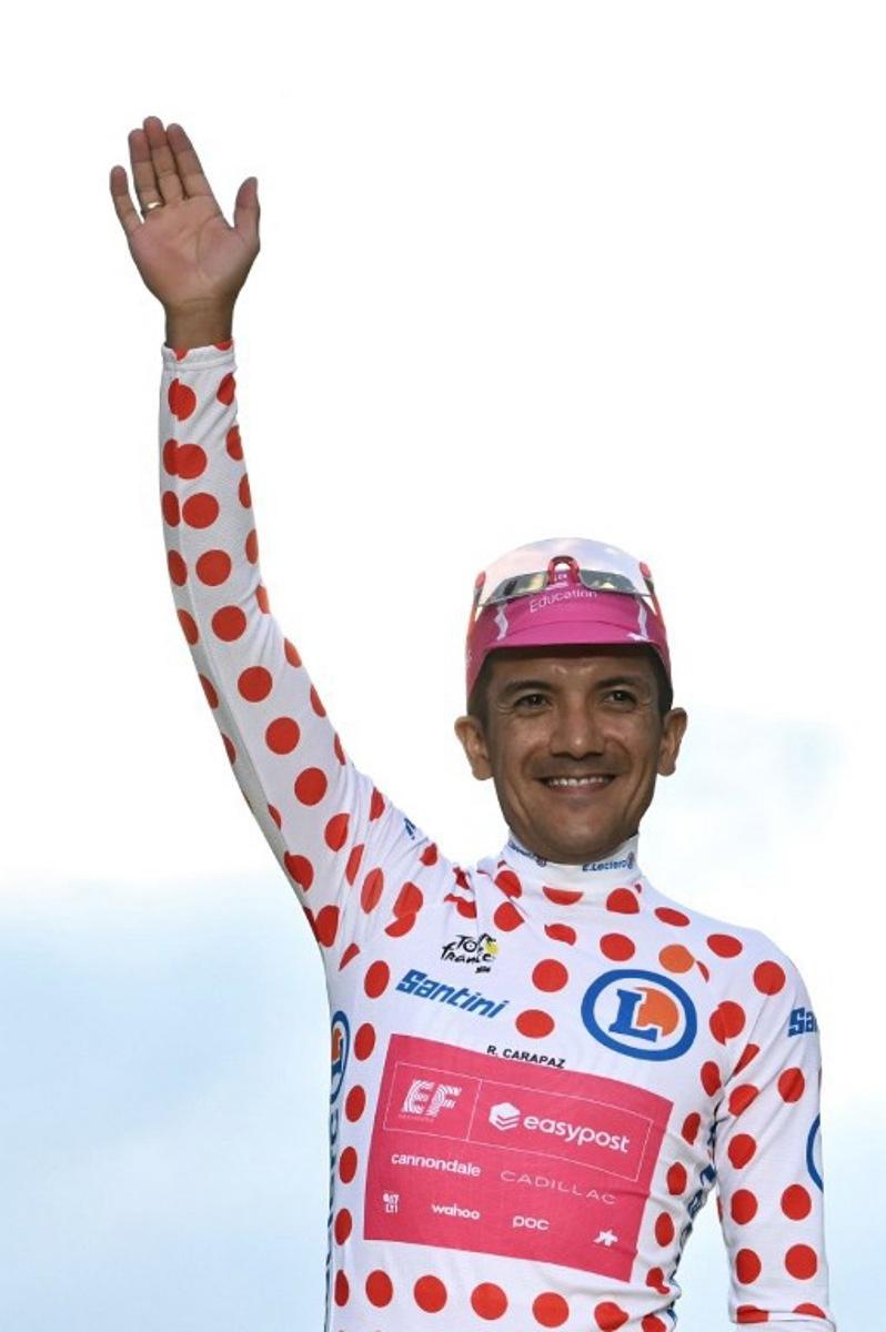 EF Education - EasyPost team's Ecuadorian rider Richard Carapaz celebrates on the podium with the best climber's polka dot (dotted) jersey after the 21st stage of the 113th edition of the Tour de France cycling race, 88,7 km starting and finishing in Paris, on July 26, 2026.  Jeff PACHOUD / AFP