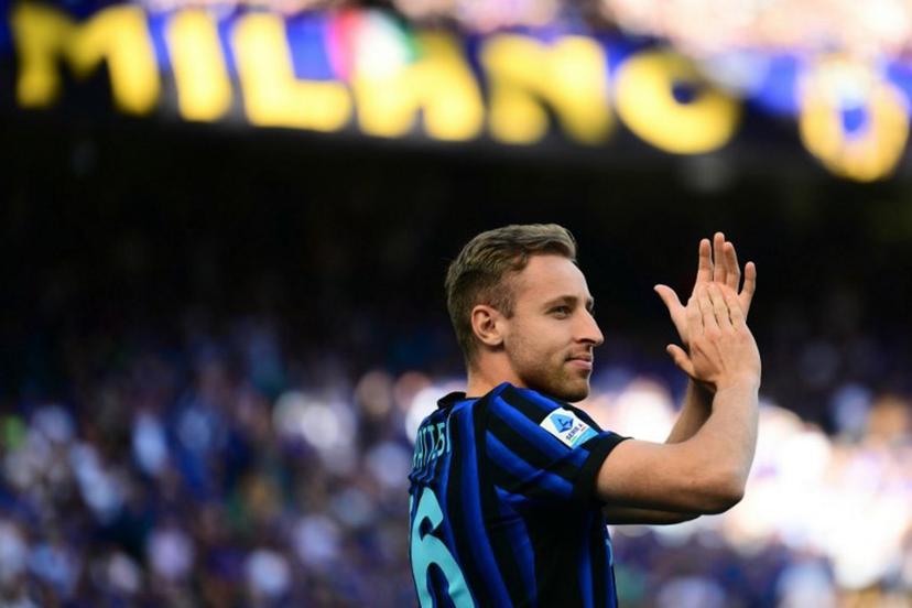Inter Milan's Italian midfielder #16 Davide Frattesi applauds supporters as Inter Milan's players perpare to celebrate their 21st scudetto (Italian Championship victory) at San Siro stadium after the Italian Serie A football match between Inter Milan and Hellas Verona in Milan, on May 17, 2026.  Marco BERTORELLO / AFP