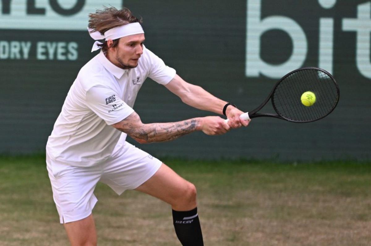 Kazakhstan's Alexander Bublik returns the ball to Russia's Daniil Medvedev during the men's singles final match of the Halle Open ATP tennis tournament in Halle (Westfalen), western Germany, on June 22, 2025.  CARMEN JASPERSEN / AFP