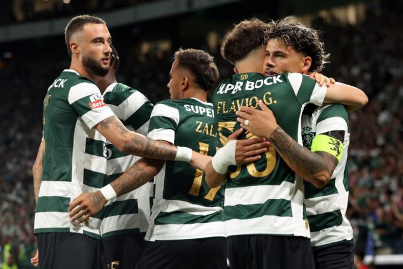 Sporting Lisbon's Uruguayan midfielder #20 Maximiliano Araujo (R) celebrates scoring the opening goal during the Portuguese League football match between Sporting CP and FC Alverca at Jose Alvalade stadium in Lisbon on August 22, 2026.  PATRICIA DE MELO MOREIRA / AFP