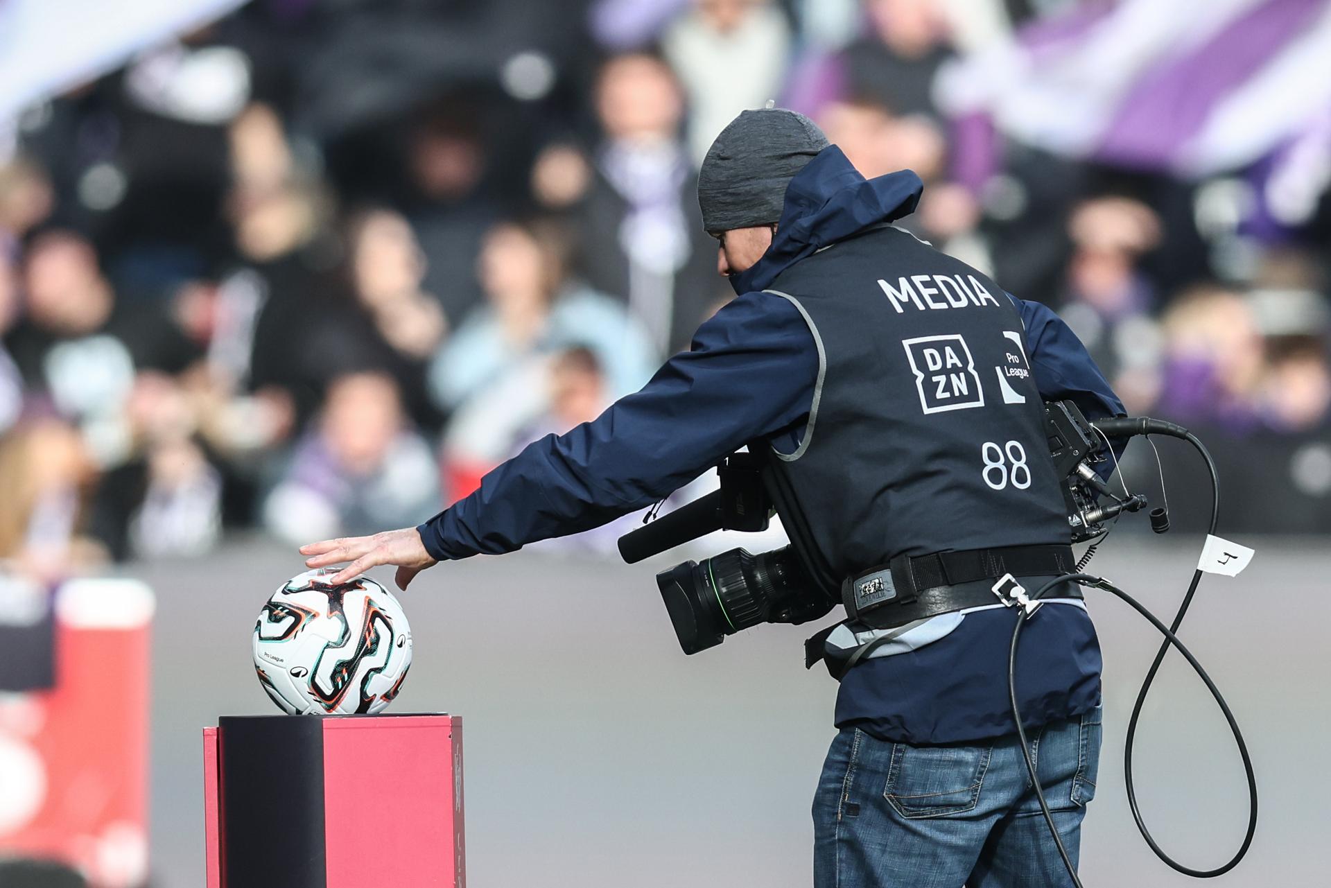 this picture shows a DAZN cameraman at the start of a soccer match between RSC Anderlecht and Club Brugge, Sunday 09 November 2025 in Anderlecht, on day 14 of the 2025-2026 'Jupiler Pro League' first division of the Belgian championship. BELGA PHOTO BRUNO FAHY